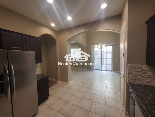 Building Photo - 1367 S Country Club Dr
