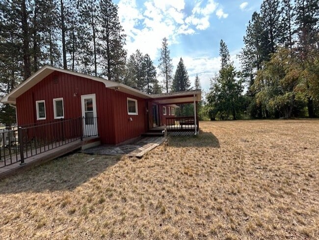 Building Photo - 3 bedroom 2 bath in Country Setting