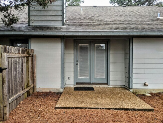 Foto del edificio - 106 Commercial Dr