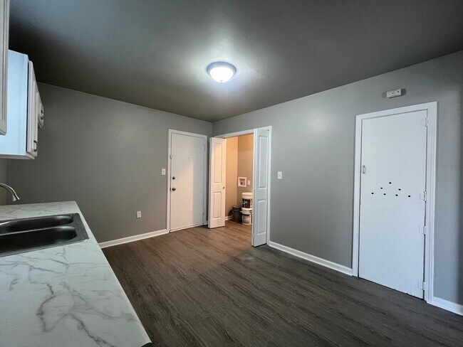 Building Photo - Cute 2 bedroom