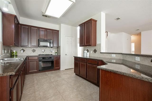 Foto del edificio - 9305 Amber Downs Dr