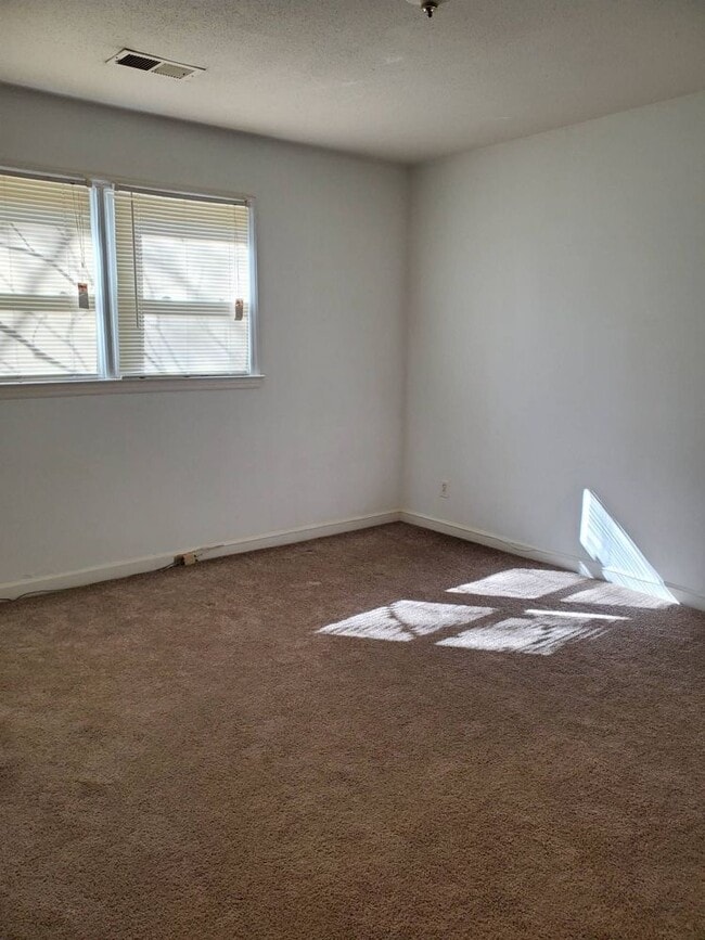 Building Photo - Coming Soon 2 bedroom Town Home