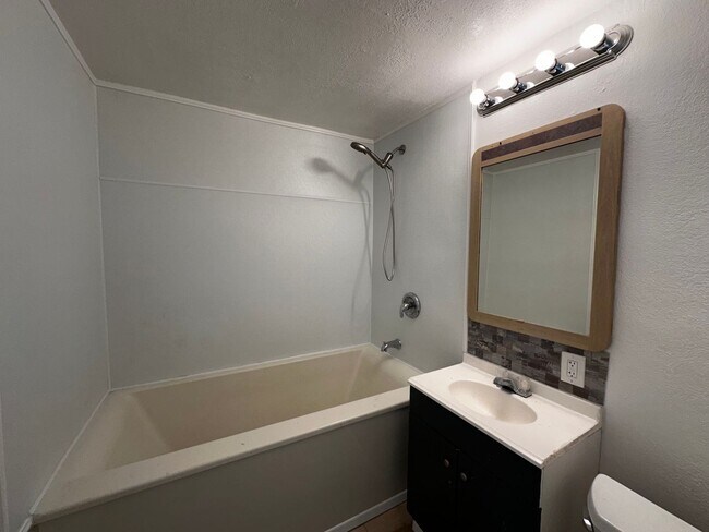 Foto del edificio - 1 Bedroom 1 Bathroom Mobile Home