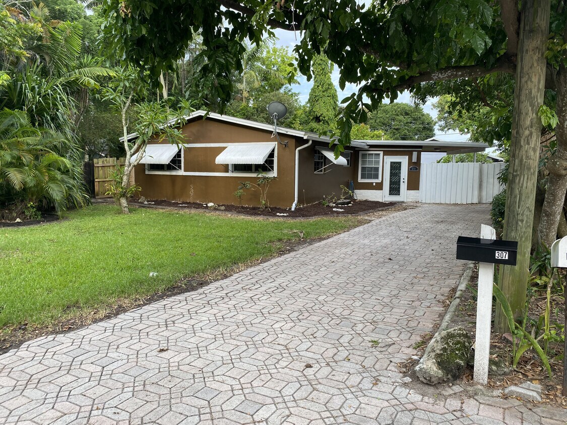 Primary Photo - 307 SW 19th Ave