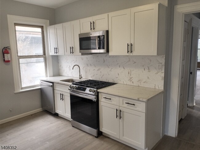 Foto del edificio - 32 Vreeland Ave