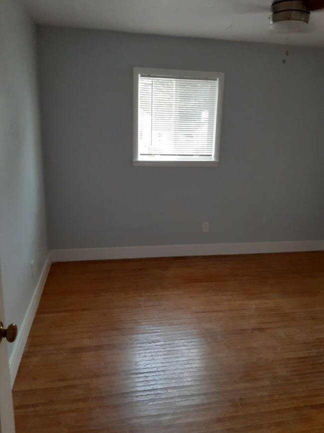 Building Photo - Two bedroom, one bathroom, pet friendly ho...