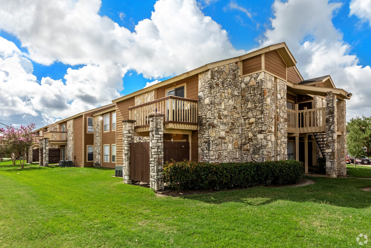 Primary Photo - Parkway Circle Apartments