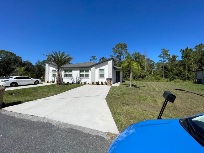 Building Photo - 3 Bedroom, 2 Bathroom Home in Poinciana!!