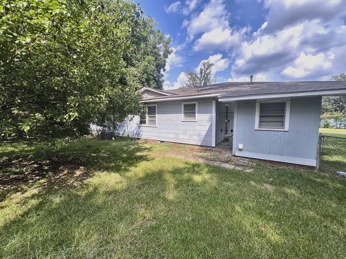 3-Bedroom Home with Carport in Northeast Jackson - 3-Bedroom Home with Carport in Northeast Jackson
