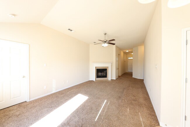 Foto del edificio - 7919 Woodbury Dr