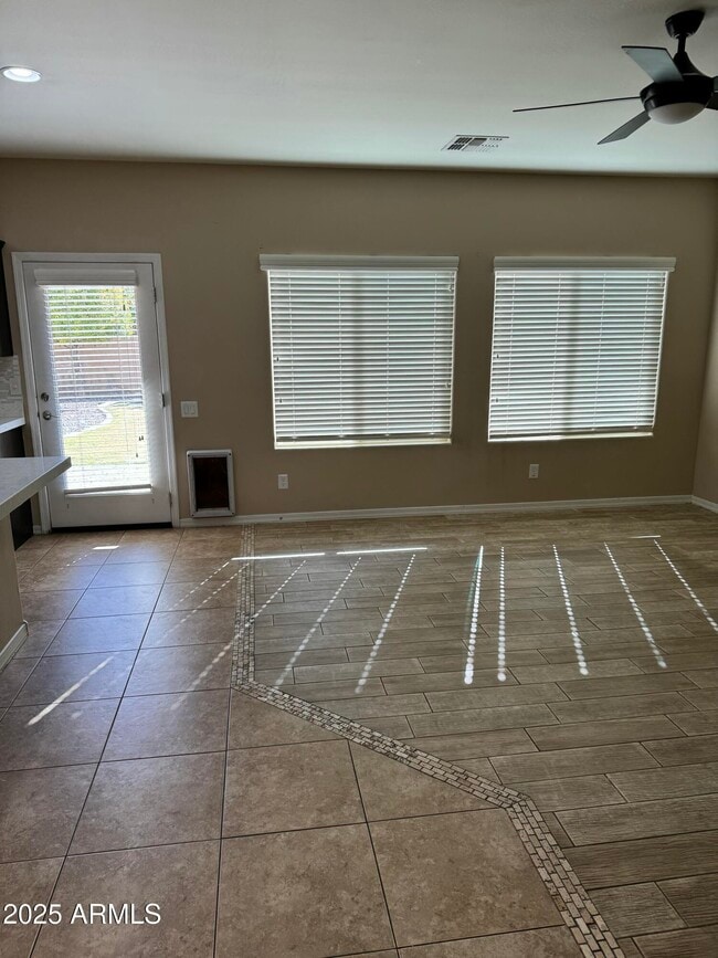 Foto del edificio - 11009 E Sutter Ave