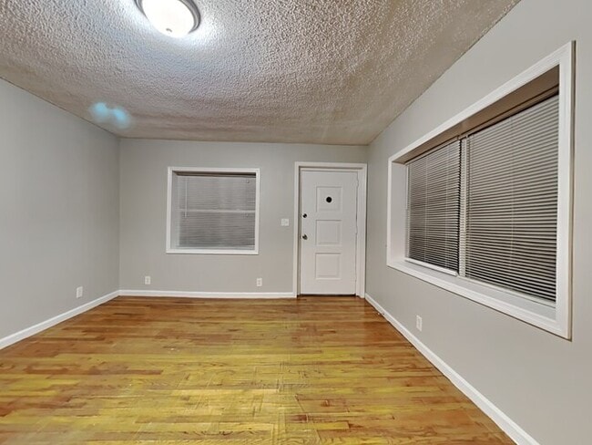 Foto del edificio - 6446 Burgundy Rd S