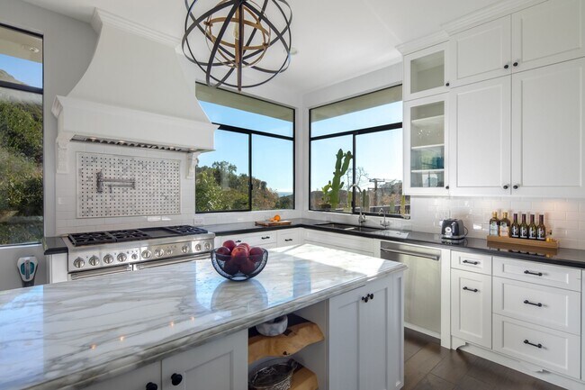 Foto del edificio - 3656 Las Flores Canyon Rd