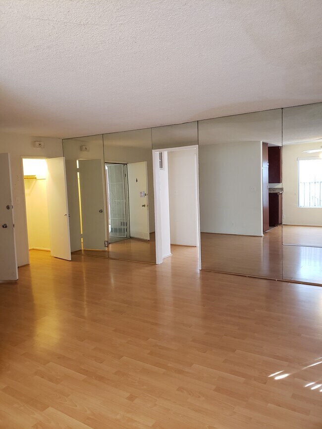 Otros la mitad de la sala de estar - 1433 N Fuller Ave