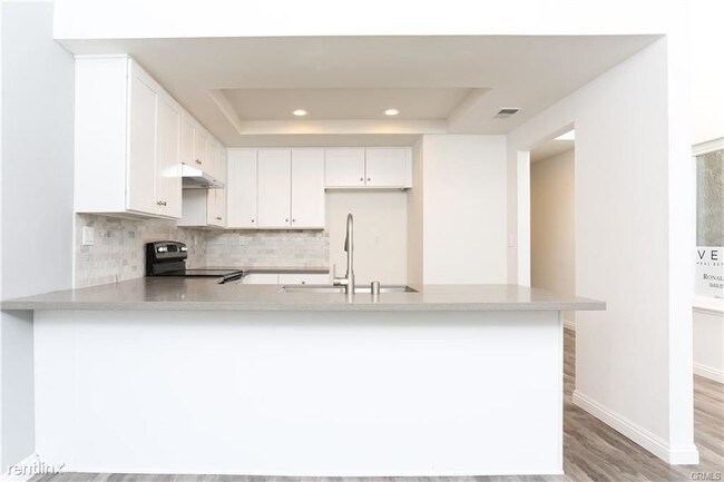 Building Photo - 3 br, 2 bath Condo - 3932 W 5th St Apt 202