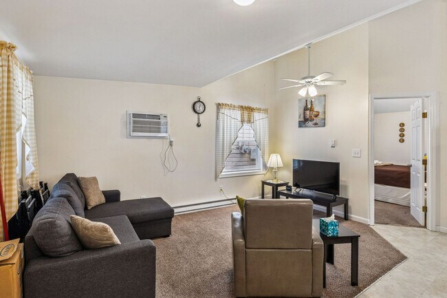 Foto del edificio - 5736 Lake Rd E