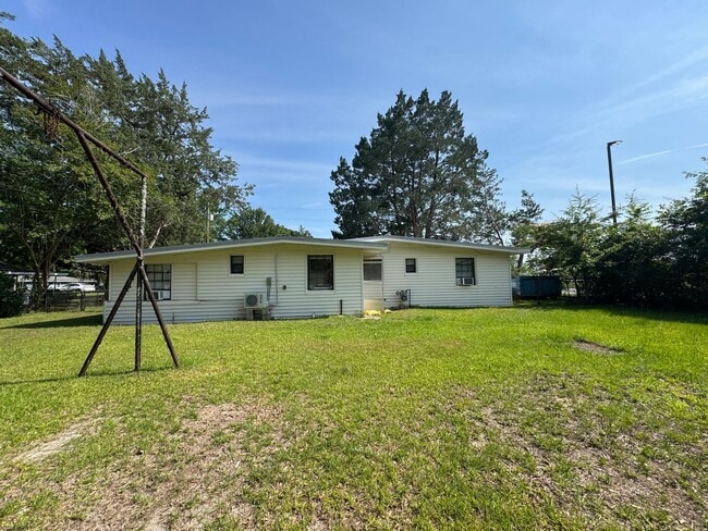 Building Photo - 3 Bedroom 2 Bathroom Home in Chipley FL