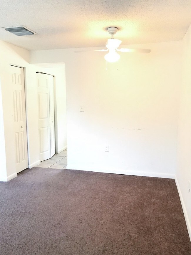 Building Photo - 2 bedroom 1 bath Condo in North Tampa