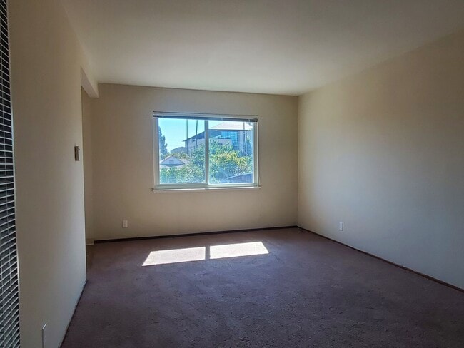 Building Photo - 550 Benton St