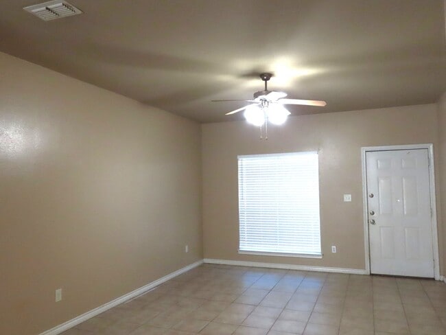 Building Photo - Beautiful 3 Bedroom, 2 Bath Duplex in Lindale!