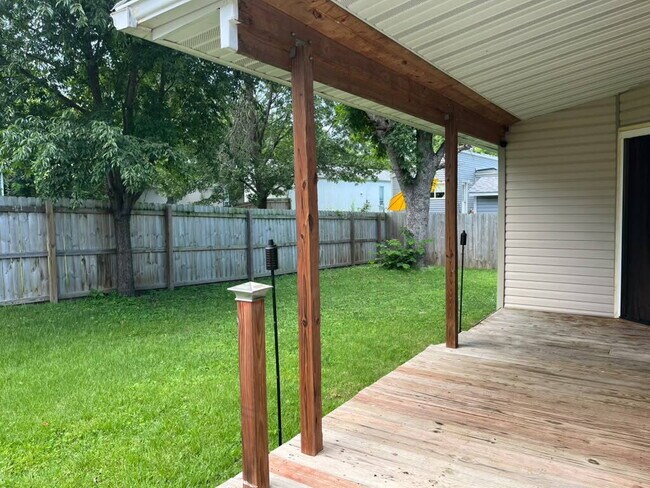 Building Photo - "Spacious 3 Bedroom/2 Bath Home in Florissant!"  Available for Move-In on 8/15/2026