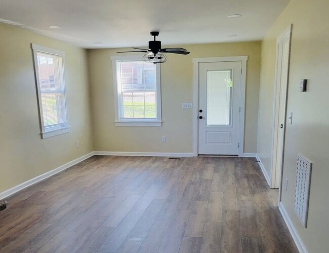 Building Photo - Newly Remodeled 3/1 Move In Ready Now!
