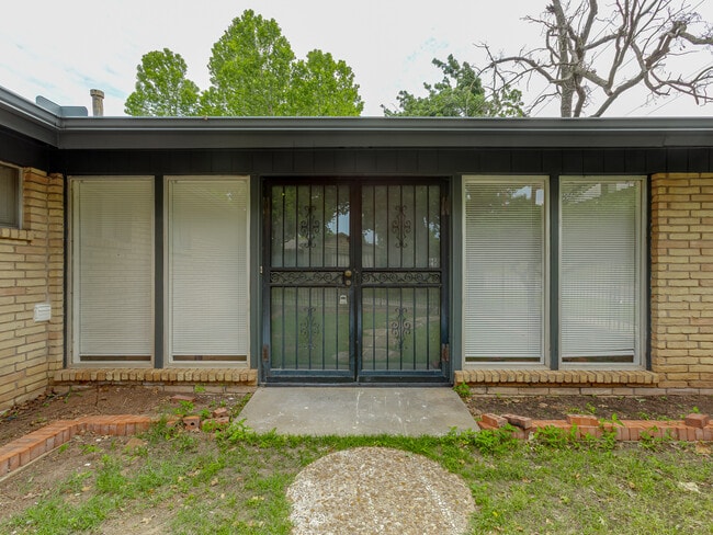 Building Photo - 1700 N Alexander Ln