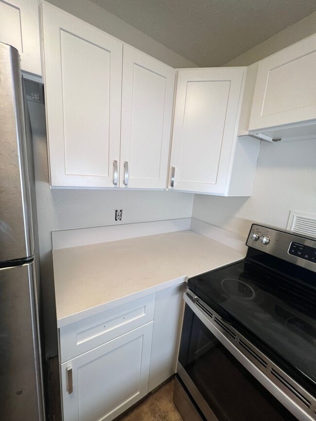 Building Photo - The Woodwinds - Beautiful and cozy 1 bedro...