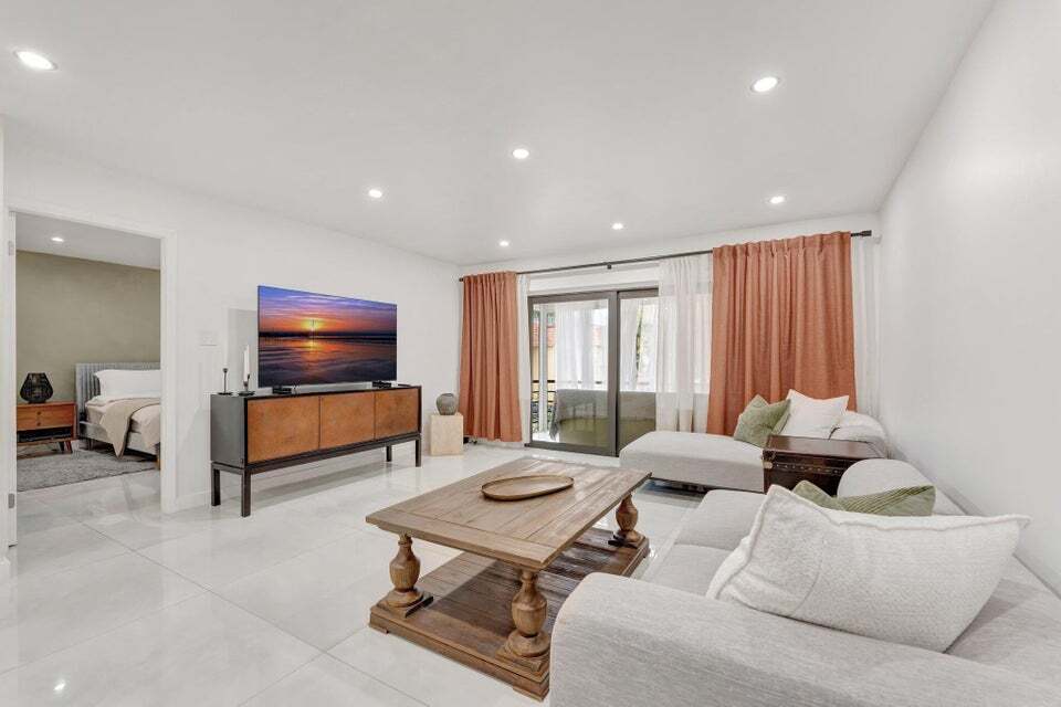 Foto principal - 138 S Cypress Rd