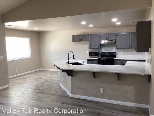 Building Photo - 4 br, 2 bath House - 790 Teesdale Rd