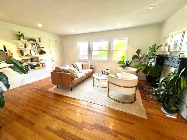 Mucha luz natural, 10 ventanas. - 1131 Bay Street