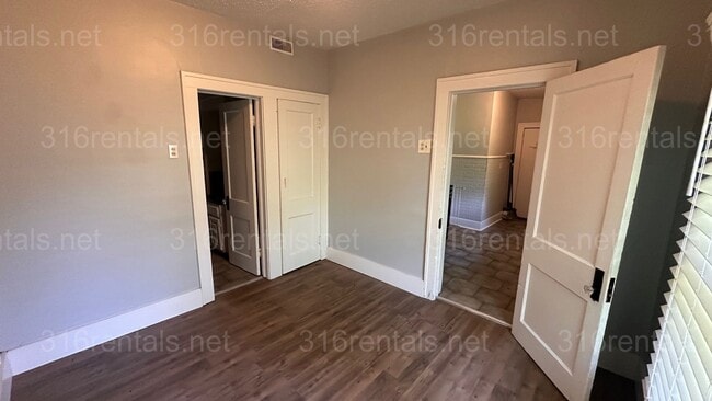 Building Photo - $849 - 2 bed 1 bath - Single Family Home L...