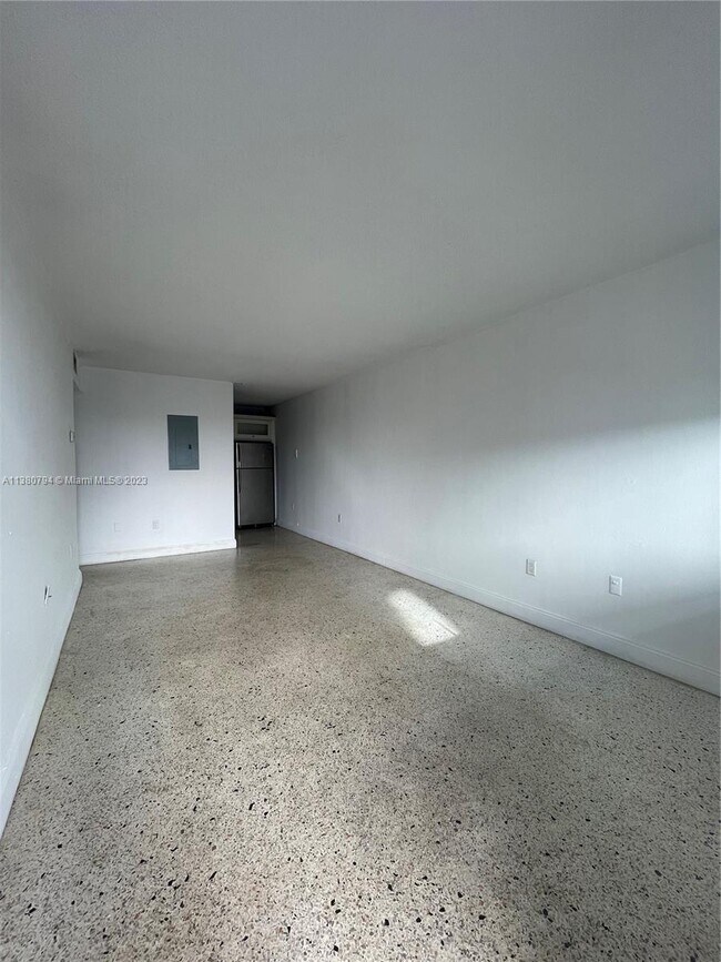 Building Photo - 560 NE 63rd St