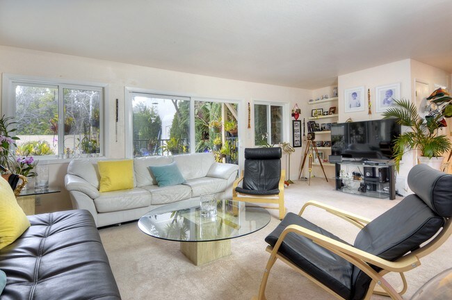 Sala de estar de apartamento de 3 habitaciones - 975 Florence Ln