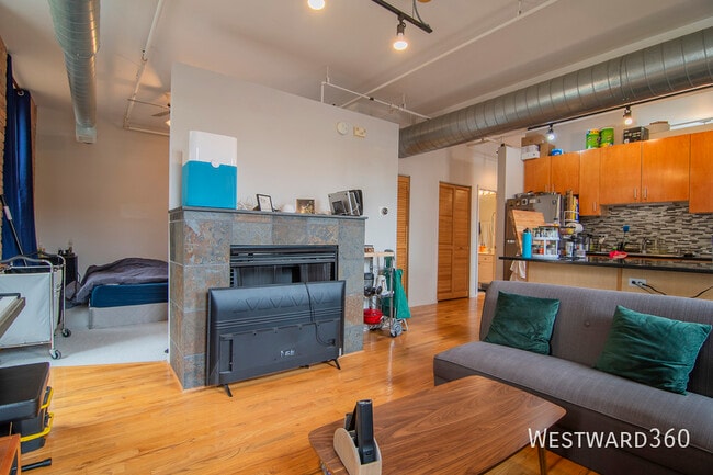 Building Photo - 420 S Clinton St