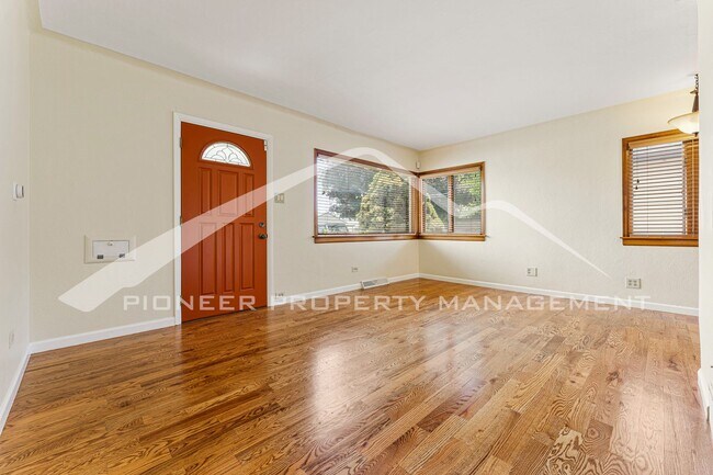 Foto del edificio - Charming single family home with fully fen...