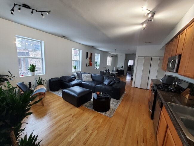 Building Photo - 2014 W Superior St