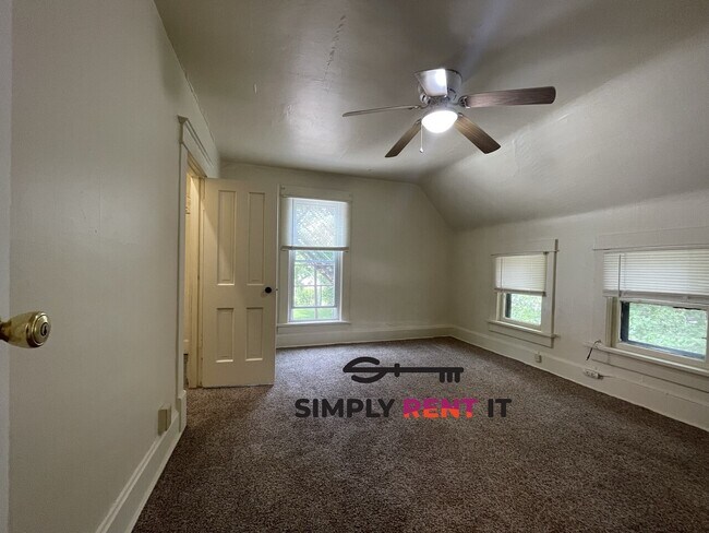 Building Photo - 2 and 3 Bedroom Duplex on Campus Available...