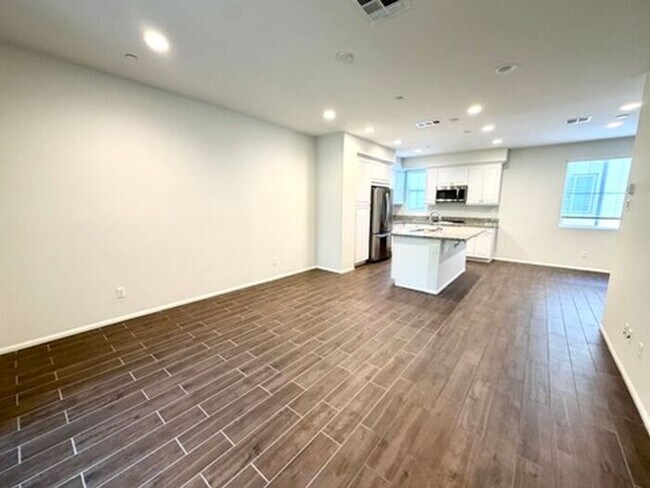 Foto del edificio - Luxury Townhome for Lease in Rancho Cucamonga