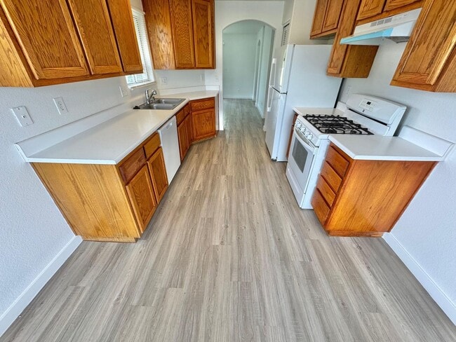 Building Photo - STUNNING 2 BEDROOM 2 BATH CONDO IN GATED C...