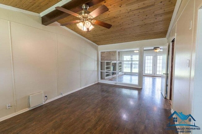 Building Photo - For Rent - 3 Bed/ 2 Bath