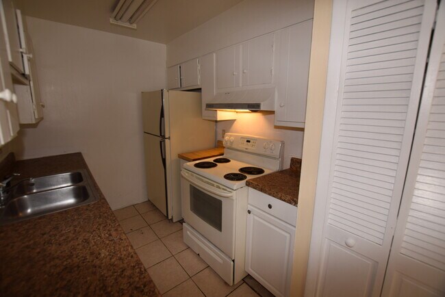 Foto del edificio - 2 bedroom, 2 bath duplex for rent at 4705 ...