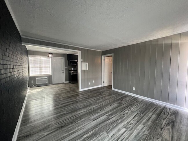 Foto del edificio - 130-E Eastwood Ave. ** FULLY RENOVATED**