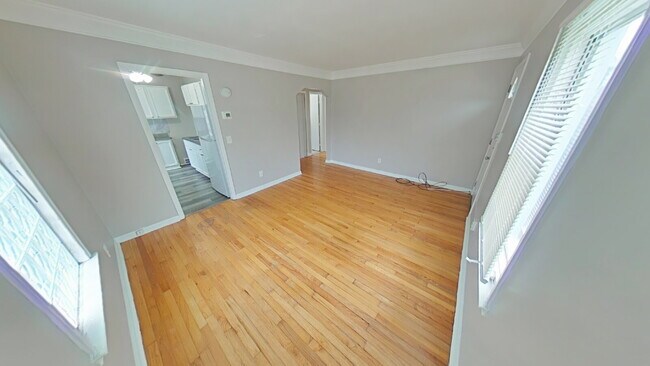 Foto del edificio - 3-Bedroom Home with Gleaming Hardwood Floors in Harper Woods!