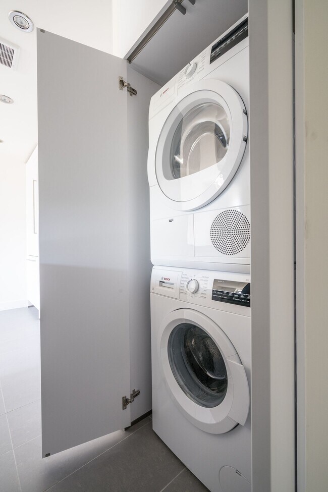 Building Photo - 230 Oak St