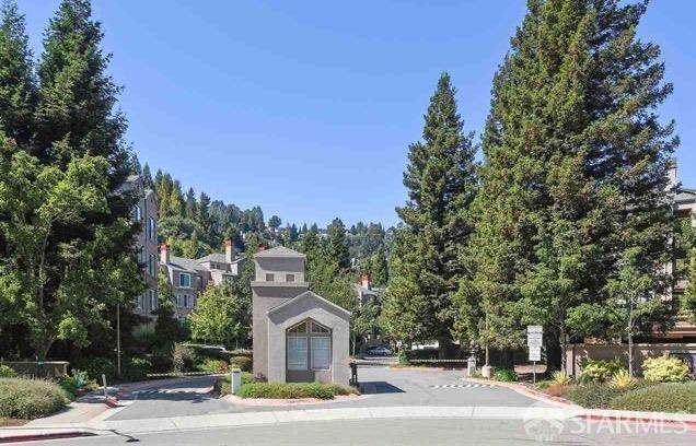 Foto del edificio - 220 Caldecott Ln