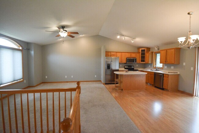 Building Photo - Beautiful Updated 4 Bedroom 2 Bath Availab...