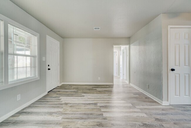 Foto del edificio - Move-In Ready! Beautifully Updated Home with Easy I-40 Access!