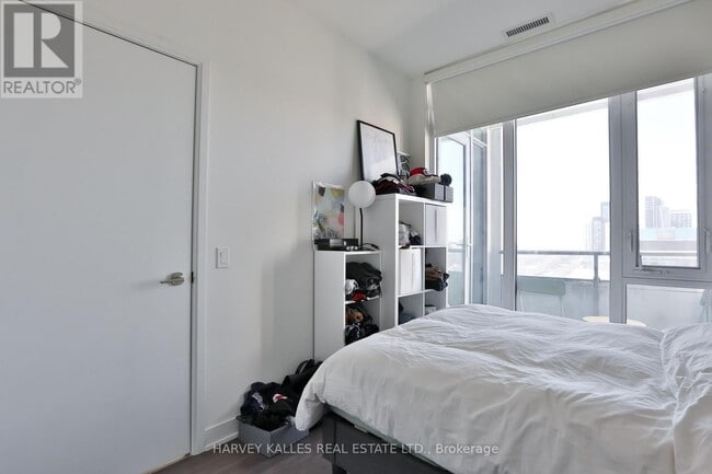 Photo du bâtiment - 27 Bathurst St