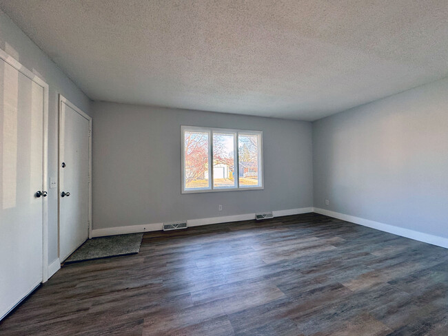 Building Photo - 2437 Delaware Dr